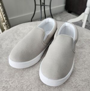 JustFab Kids Basic Slip On Sneakers size 2. New without tags.
